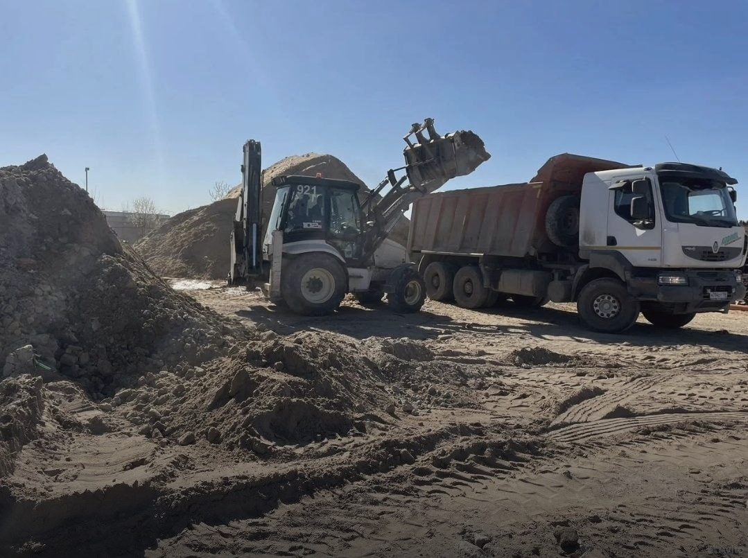 Погрузка песка в самосвал на карьере — ТК НерудОнлайн, СПб